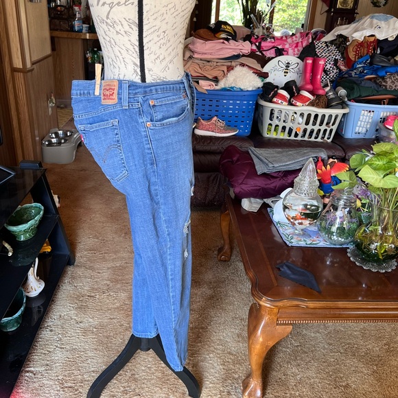 Women’s Levi’s boyfriend jeans with distressed holes. THE ZIPPER IS BROKEN. - Picture 7 of 16